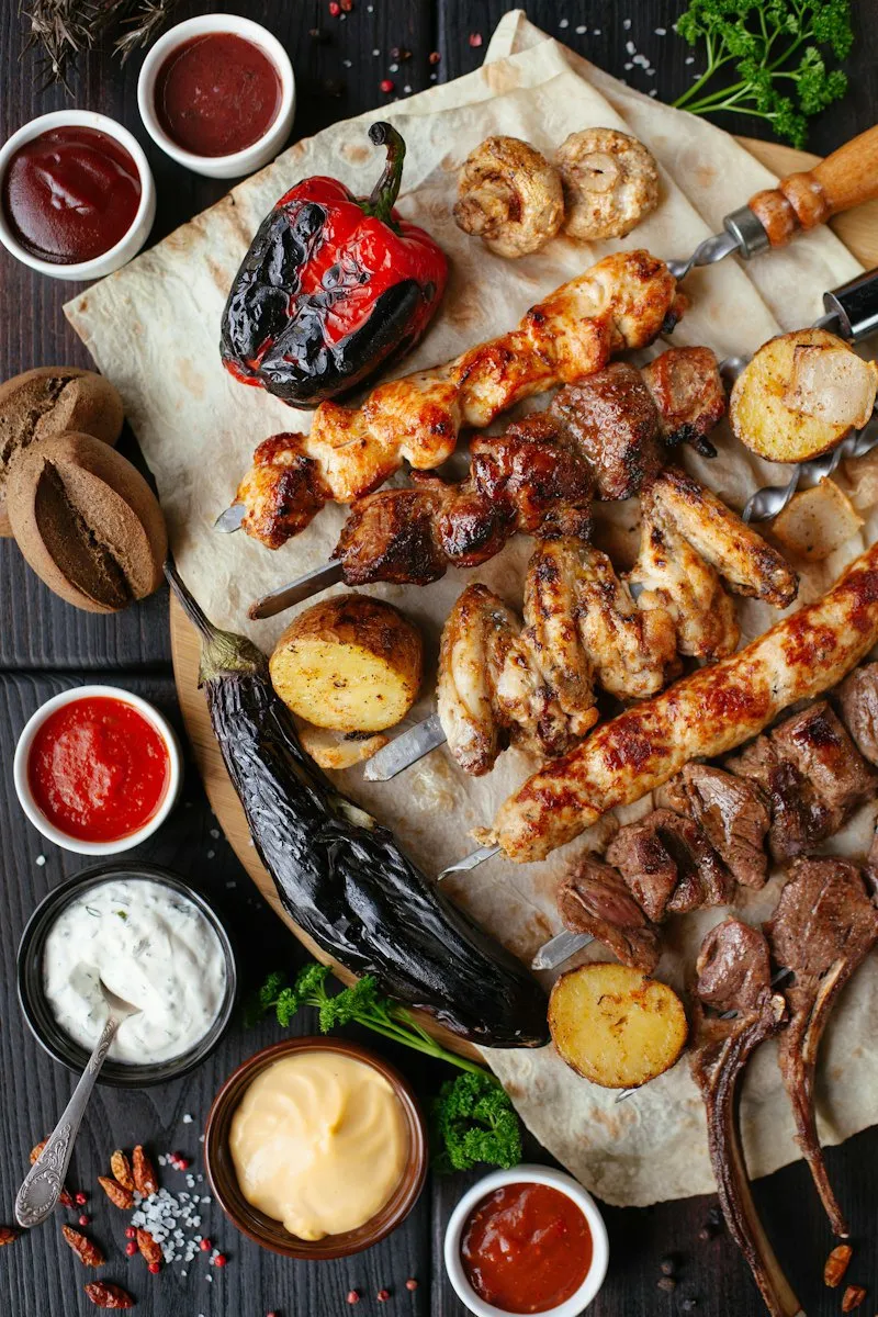 Carnes e cortes preparados sobre uma mesa com molhos e temperos