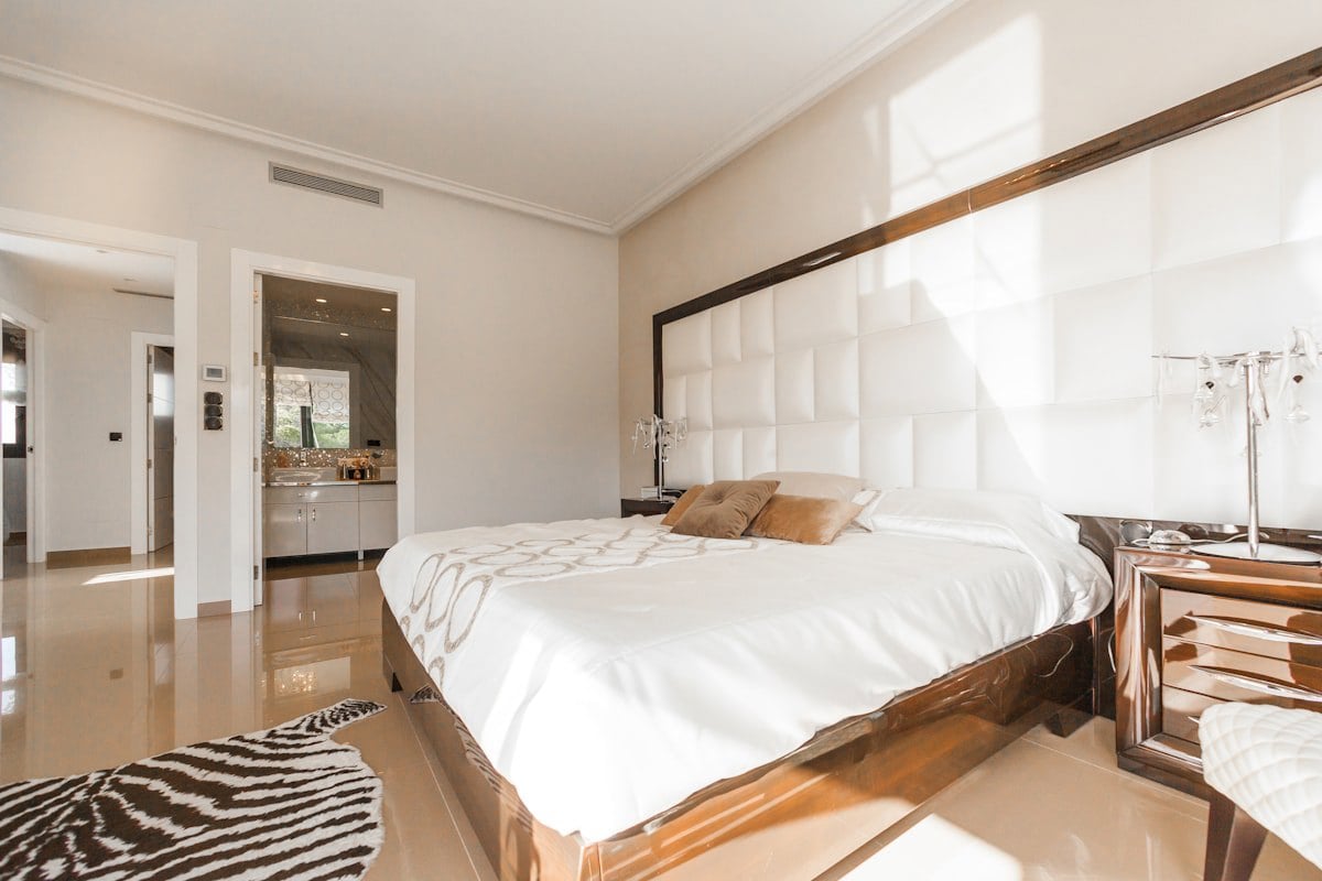 Quarto organizado e limpo com cama arrumada, ambiente adequado para dividir com um pet