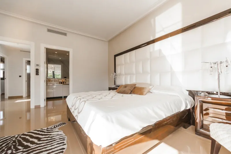 Quarto organizado e limpo com cama arrumada, ambiente adequado para dividir com um pet