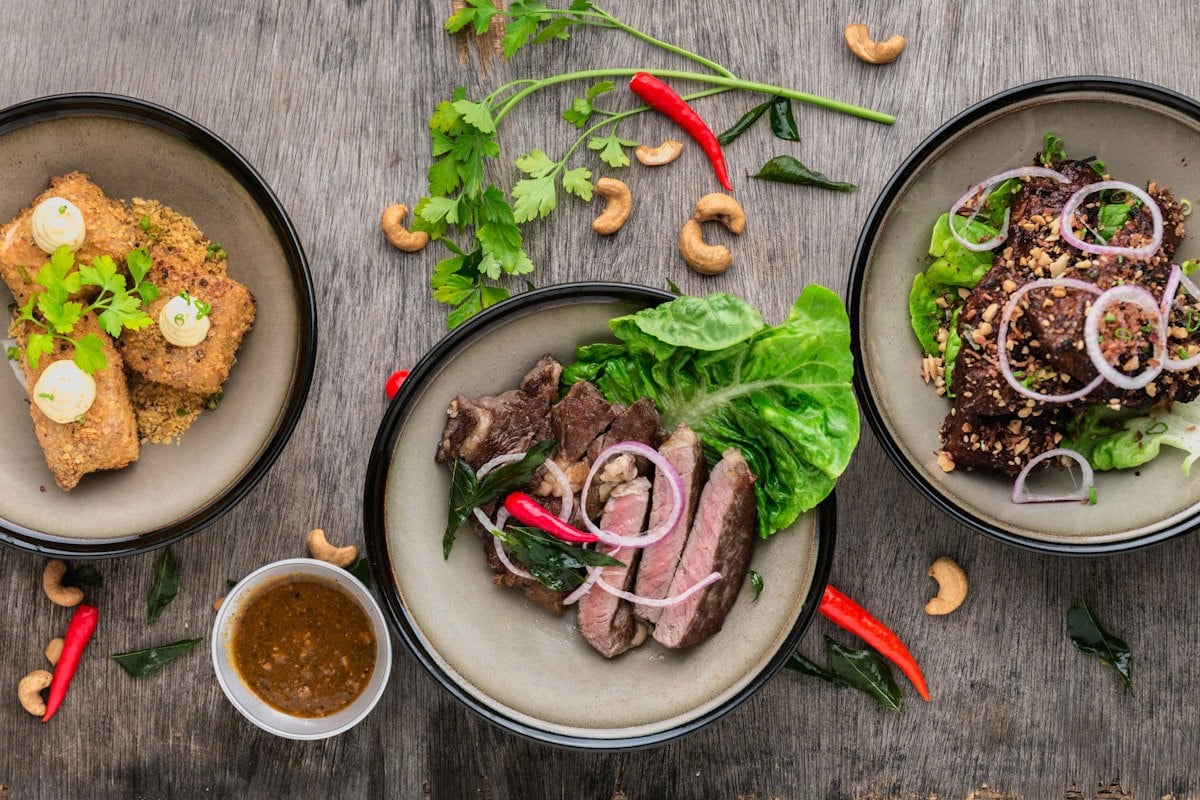 Carne crua em tábua de corte — uma das principais fontes de toxoplasmose