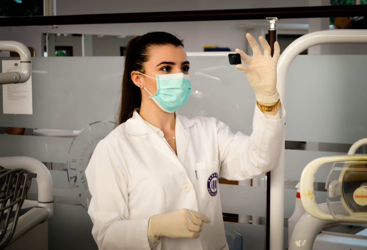 Mulher grávida em consulta de pré-natal com médico