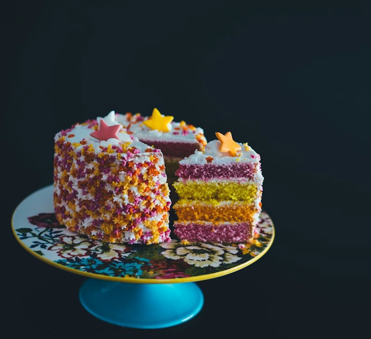 Bolo colorido de camadas sobre suporte, inspiração para bolo de aniversário pet