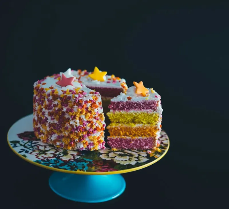 Bolo colorido de camadas sobre suporte, inspiração para bolo de aniversário pet