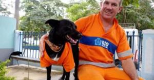 Cachorro adotado por gari ganha uniforme e faz sucesso limpando ruas do RJ