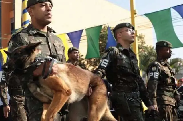 Soldado que desfilou com cachorro no colo no 7 de Setembro em Osasco viraliza