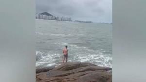 Vídeo: Homem resgata cachorro salsicha arrastado pelo mar em SP