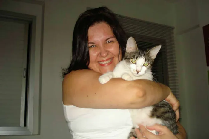 Gato ra a indefinida idade 2 anos nome Íris