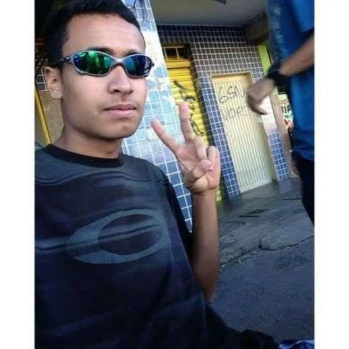 Gato ra a  idade 1 ano nome july