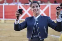 Toureira chifrada em tourada