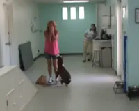 Mãe cai no chão quando seu cão deficiente faz isso na frente da câmera.