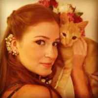 Atriz Marina Ruy Barbosa revela ter resgatado gatos abandonados.