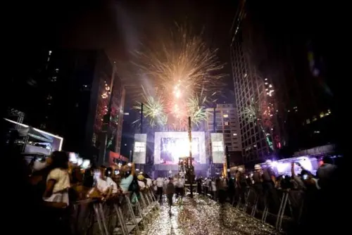 Prefeitura de SP proíbe soltar fogos de artifício barulhentos na cidade.