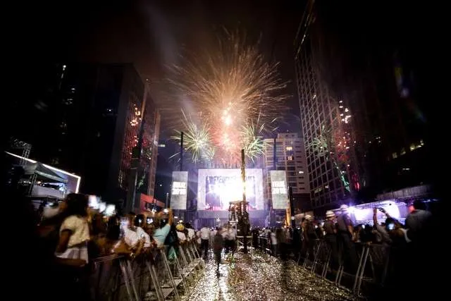 Prefeitura de SP proíbe soltar fogos de artifício barulhentos na cidade.