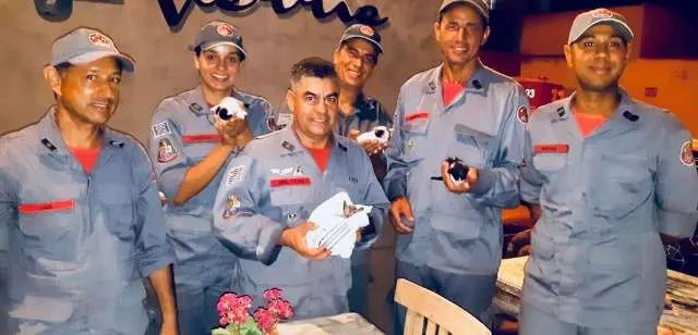 Bombeiros se guiam pelos miados e usam até câmera para resgatar gatinhos presos em canos em Mogi.