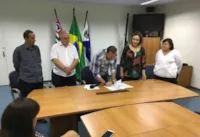 Prefeito de Araraquara assina lei que proíbe uso de fogos de artifício com barulho.