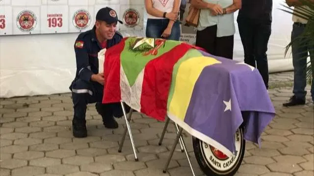 Bombeiros se despedem de cão que morreu após resgatar vítimas em Brumadinho