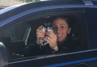 Policial resgata gatinhos abandonados