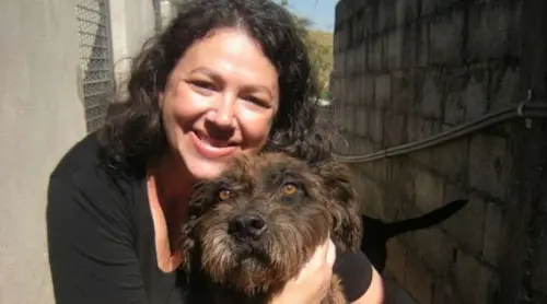 Ela criou empresa para ajudar protetores de animais abandonados
