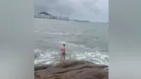 Homem resgata cachorro salsicha em SP