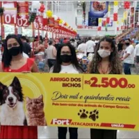 Supermercado troca fogos por doações