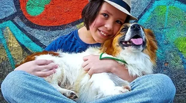 Menino de 11 anos dá banho em cachorros em situação de rua