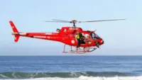 Casal mergulha no mar para salvar cachorro