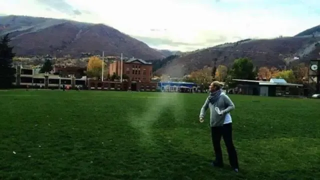 Imagem de "cão anjo" aparece quando mulher joga as cinzas de seu cãozinho no parque.