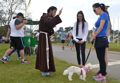 Amigo Bicho: sábado tem adoção de cães e bênção de animais com freis capuchinhos