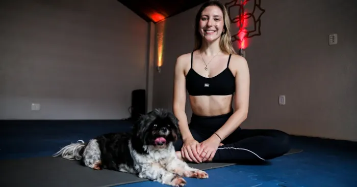 Yoga com filhotes de cachorro em Caxias do Sul incentiva adoção responsável. Evento 'Vamos Juntim' neste domingo.