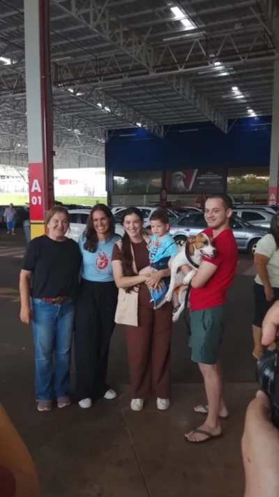 Feirinha de Adoção Pet em Rio Preto emociona com momento especial entre criança e cão adotado. Evento promovido pelo Bem-Estar Animal. Saiba mais!