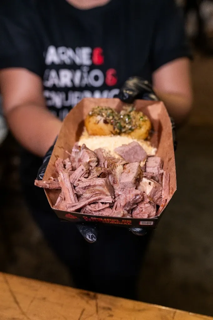 Feira de adoção em Goiânia acontece em 22 de agosto, das 10h30 às 16h30, no Shopping Cerrado, com mais de 20 pets vacinados.