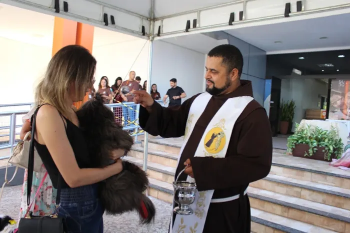Feira de adoção de animais em Palmas nesta quinta-feira, 1º de outubro, a partir das 17h, no CESFA. Conheça animais para adoção e receba a Bênção aos