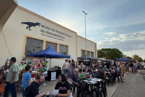 Feirinha de adoção em Fernandópolis acontece em 9 de outubro, das 18h às 22h30, com cães e gatos, música, gastronomia e artesanato.