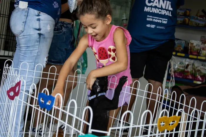 Feira de adoção em Cabo Frio acontece em 24 de outubro, das 9h30 às 13h, com cães e gatos avaliados, vacinados e castração agendada.